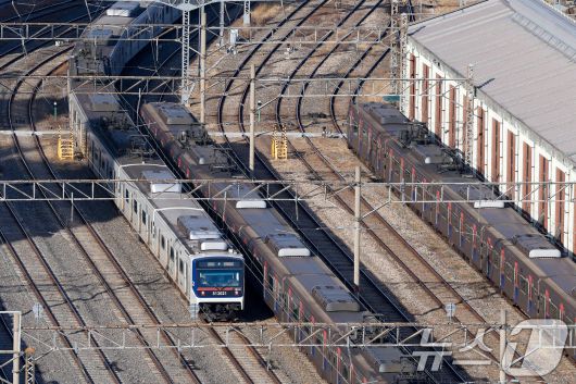 지난 22일 서울 구로구 한국철도공사 구로차량사업소에 열차가 이동하고 있다.  2025.12.22/뉴스1 ⓒ News1 안은나 기자