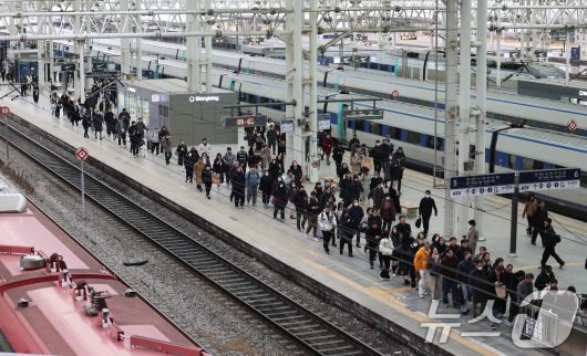 전국철도노동조합이 총파업을 유보한 23일 오전 서울역에서 시민들이 정상 운행 중인 열차를 이용하고 있다. 2025.12.23/뉴스1 ⓒ News1 박지혜 기자