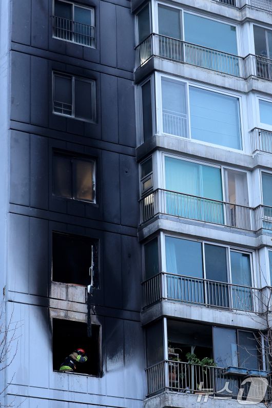 24일 오전 서울 송파구 방이동 한 아파트 5층에서 화재가 발생해 소방대원들이 현장을 살펴보고 있다.  2025.12.24/뉴스1 ⓒ News1 이호윤 기자