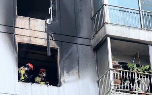 24일 오전 서울 송파구 방이동 한 아파트 5층에서 화재가 발생해 소방대원들이 현장을 살펴보고 있다.   2025.12.24/뉴스1 ⓒ News1 이호윤 기자