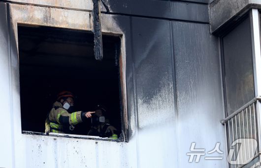 24일 오전 서울 송파구 방이동 한 아파트 5층에서 화재가 발생해 소방대원들이 현장을 살펴보고 있다.  2025.12.24/뉴스1 ⓒ News1 이호윤 기자