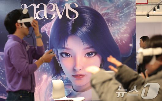 서울 강남구 코엑스에서 4일 열린 'AI 콘텐츠 페스티벌 2025' SM엔터테인먼트 부스에서 방문객들이 VR 콘서트를 체험하고 있다. /뉴스1 ⓒ News1 오대일 기자