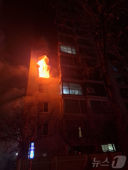 24일 오전 서울 송파구 방이동 한 아파트 5층에서 화재가 발생해 심정지 상태로 2명이 병원으로 이송됐다. 이번 화재로 주민 37명이 대피하고 4명이 구조됐다. 소방당국은 오전 7시 11분 완진했다고 밝혔다. 사진은 아파트에 화재가 발생한 현장 모습. (송파소방서 제공. 재판매 및 DB 금지) 2025.12.24/뉴스1