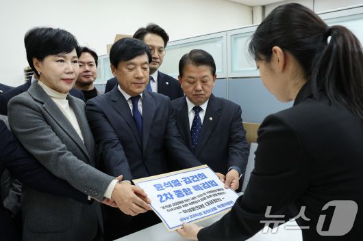 전현희 위원장을 비롯한 더불어민주당 3대특검 종합대응특위 위원들이 지난 22일 서울 여의도 국회 의안과에 윤석열·김건희 2차 종합 특검법을 제출하고 있다. 2025.12.22/뉴스1 ⓒ News1 신웅수 기자