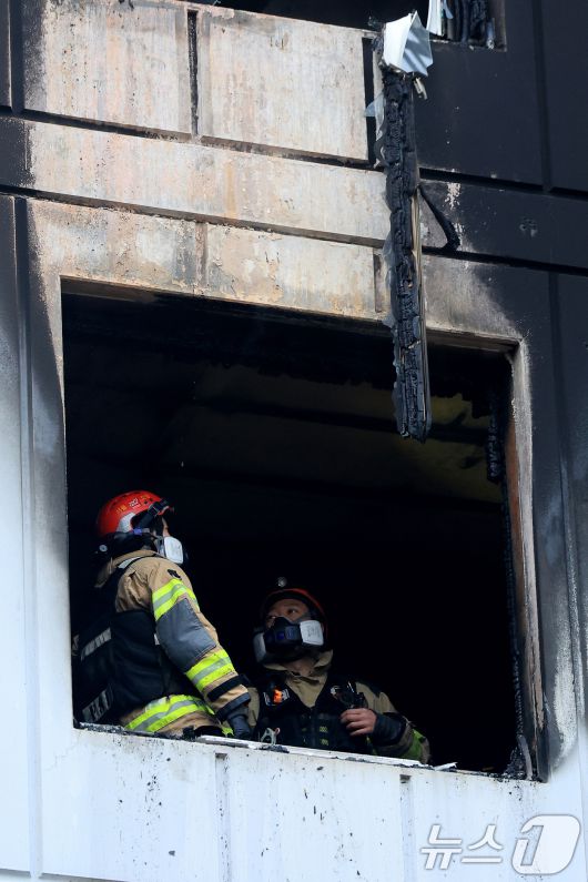 24일 오전 서울 송파구 방이동 한 아파트 5층에서 화재가 발생해 소방대원들이 현장을 살펴보고 있다.  2025.12.24/뉴스1 ⓒ News1 이호윤 기자