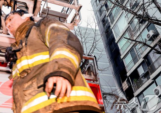 24일 오전 서울 송파구 방이동 한 아파트 5층에서 화재가 발생해 소방대원들이 현장을 살펴보고 있다.  2025.12.24/뉴스1 ⓒ News1 이호윤 기자