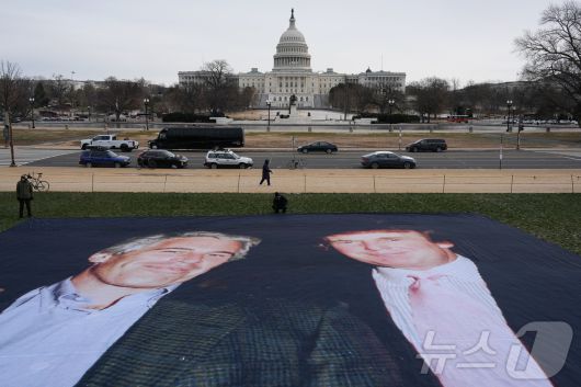 도널드 트럼프 미국 대통령과 고(故) 제프리 엡스타인이 과거에 함께 찍은 사진이 이른바 '엡스타인 파일' 공개를 앞두고 15일(현지시간) 워싱턴DC 내셔널몰에 전시됐다. 2025.12.15 ⓒ 로이터=뉴스1 ⓒ News1 김경민 기자