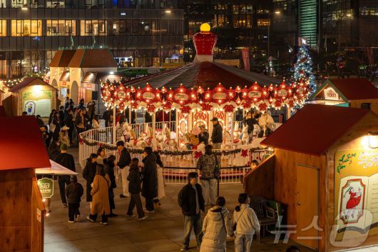 산타마을 놀이광장의 '루돌프 회전목마'(서울관광재단 제공)