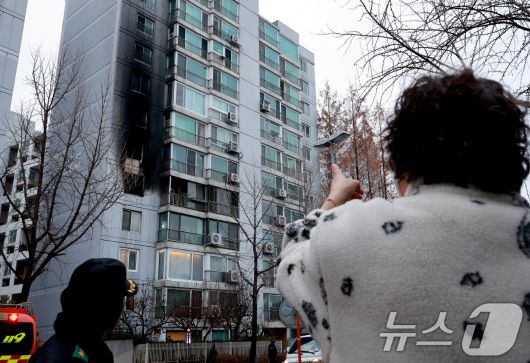 24일 오전 서울 송파구 방이동 한 아파트 5층에서 화재가 발생해 현장이 검게 그을려 있다. 2025.12.24/뉴스1 ⓒ News1 이호윤 기자