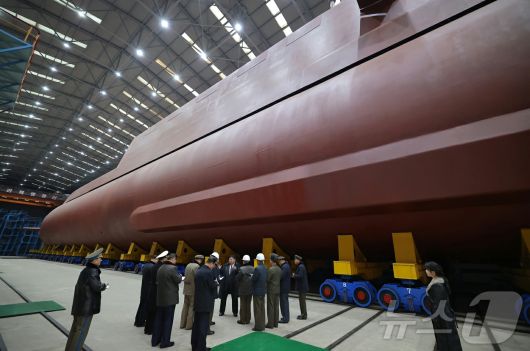 (평양 노동신문=뉴스1) = 북한이 8700톤급 핵잠수함을 건조 중이라며 함체 전체의 사진을 처음으로 공개했다. 노동당 기관지 노동신문은 25일 김정은 당 총비서가 '핵동력전략유도탄잠수함' 건조사업을 현지지도했다고 보도했다. 김 총비서는 한국의 핵잠 도입사업에 대해 "우리 국가의 안전을 침해하는 공격적인 행위"라며 "반드시 대응해야 할 안전 위협"이라고 규정했다. [국내에서만 사용가능. 재배포 금지. DB 금지. For Use Only in the Republic of Korea. Redistribution Prohibited] rodongphoto@news1.kr