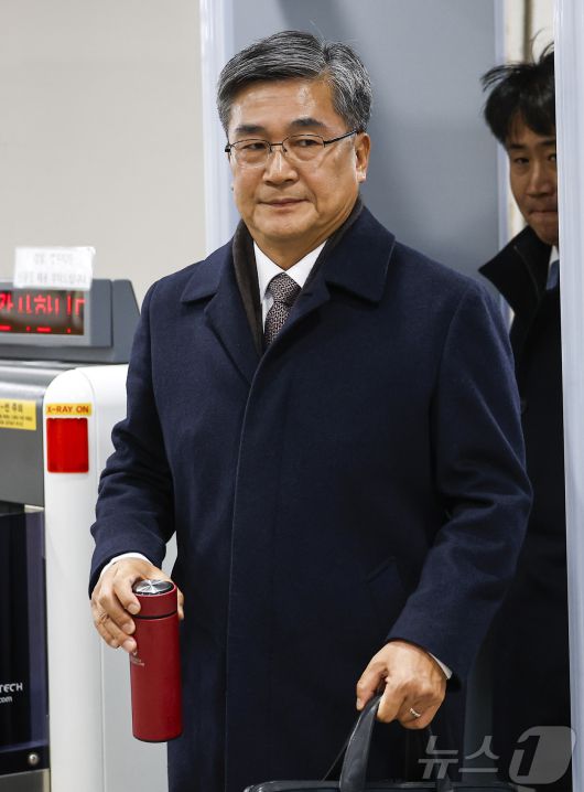 '서해 공무원 피격 사건' 은폐 시도 및 '월북몰이' 혐의로 재판에 넘겨진 서욱 전 국방부 장관이 선고기일을 마친 뒤 법원을 나서고 있다. (공동취재) 2025.12.26/뉴스1 ⓒ News1 오대일 기자