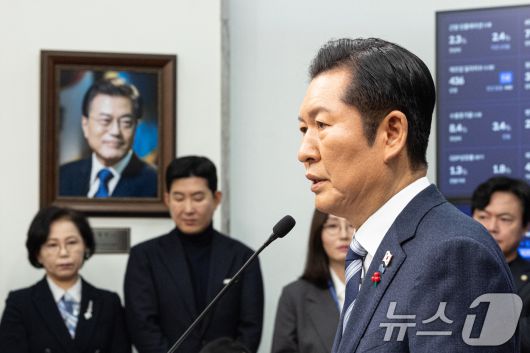 정청래 더불어민주당 대표가 26일 서울 여의도 국회에서 취임 후 열린 첫 공식 기자회견에서 발언하고 있다. 2025.12.26/뉴스1 ⓒ News1 이승배 기자