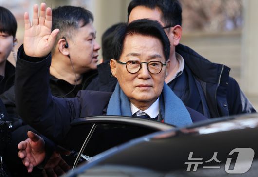 '서해 공무원 피격 사건' 은폐 시도 및 '월북 몰이' 혐의로 기소된 박지원 전 국가정보원장이 26일 오후 서울 서초구 서울중앙지방법원에서 열린 '서해피격 은폐 의혹' 1심 선고 공판에서 무죄를 선고받은 후 지지자들에게 인사하고 있다. 2025.12.26/뉴스1 ⓒ News1 오대일 기자