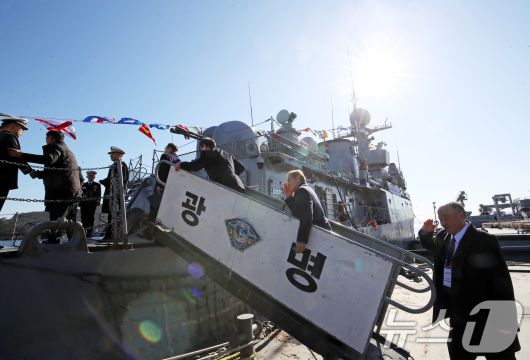 26일 경남 창원 진해구 진해 군항에서 열린 국산 초계함 광명함(PCC·1000톤급) 전역식에서 역대 함장들이 광명함에 오르며 경례하고 있다. 2025.12.26/뉴스1 ⓒ News1 윤일지 기자