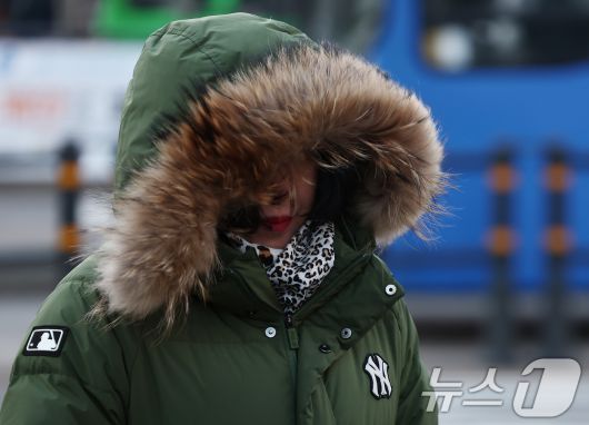 체감 -20도 안팎의 올겨울 최강 한파가 찾아온 26일 오전 서울 종로구 광화문네거리에서 시민들이 두꺼운 외투를 입고 발걸음을 옮기고 있다. 2025.12.26/뉴스1 ⓒ News1 김민지 기자