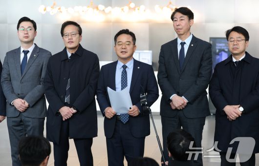 더불어민주당 을지로위원회 민병덕 위원장(가운데)과 소속 의원들이 24일 오후 3370만 건의 개인정보 유출사고가 발생한 서울 송파구 쿠팡 본사를 항의 방문해 입장을 밝히고 있다. 2025.12.24/뉴스1 ⓒ News1 오대일 기자