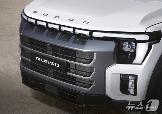 26일 공개된 KG모빌리티(KGM) 차세대 픽업 '무쏘'(MUSSO)의 그랜드 스타일 패키지 전면 디자인 모습. 단단하고 역동적인 정통 오프로드 스타일을 기본 디자인으로 하되 선택 사양인 그랜드 패키지는 도심에 어울리는 고급스러운 전면 디자인을 적용했다 (KGM 제공). 2025.12.26.