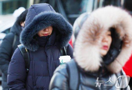 올겨울 첫 한파경보가 발령된 26일 오전 서울 종로구 광화문네거리에서 시민들이 두꺼운 외투를 입고 발걸음을 옮기고 있다. 2025.12.26/뉴스1 ⓒ News1 김민지 기자