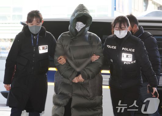 마약 혐의로 경찰 수사 대상에 오른 상황에서 해외로 도피했다가 체포된 남양유업 창업주의 외손녀 황하나 씨가 26일 경기 안양시 동안구 수원지방법원 안양지원에서 열린 구속 전 피의자 심문(영장실질심사)에 출석하고 있다. (공동취재) 2025.12.26/뉴스1 ⓒ News1 김영운 기자