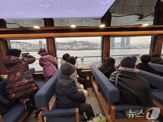 오페라하우스를 구경하는 탑승객들 2025.12.24/뉴스1 ⓒ News1 홍윤 기자