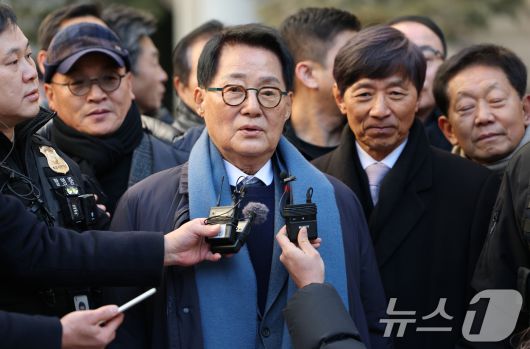 '서해 공무원 피격 사건' 은폐 시도 및 '월북 몰이' 혐의로 기소된 박지원 전 국가정보원장이 26일 오후 서울 서초구 서울중앙지방법원에서 열린 '서해피격 은폐 의혹' 1심 선고 공판에서 무죄를 선고받은 후 소감을 밝히고 있다. 2025.12.26/뉴스1 ⓒ News1 오대일 기자