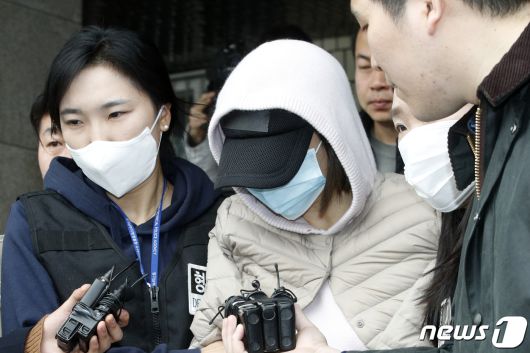 마약투약 혐의를 받고 있는 남양유업 창업주의 외손녀 황하나 씨가 지난 2019년 4월6일 오후 경기 수원 영통구 수원남부경찰서에서 영장실질심사를 위해 수원지방법원으로 향하는 모습. 2019.4.6/뉴스1 ⓒ News1 안은나 기자