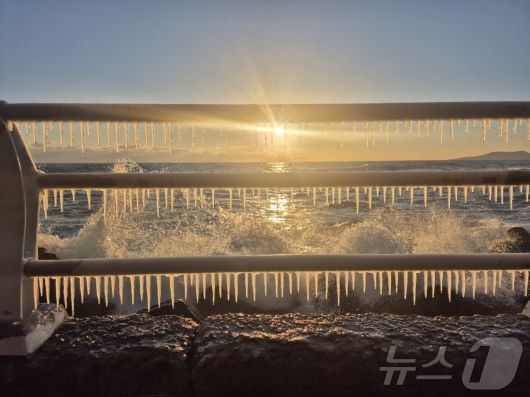 강원 대부분 지역에 한파특보가 발효된 26일 동해안 대표 해안도로인 강릉시 강동면 심곡~금진 구간 헌화로 난간에 고드름이 매달려 있다. 2025.12.26/뉴스1 ⓒ News1 윤왕근 기자