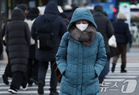 체감 -20도 안팎의 올겨울 최강 한파가 찾아온 26일 오전 서울 종로구 광화문네거리에서 시민들이 두꺼운 외투를 입고 발걸음을 옮기고 있다. 2025.12.26/뉴스1 ⓒ News1 김민지 기자
