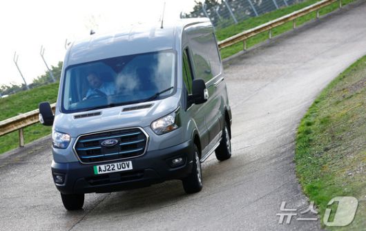 영국 던턴의 포드 기술센터에서 포드의 전기 상용 밴 'E-트랜짓'(E-transit)이 주행하는 모습(자료사진). 2023.01.13. ⓒ 로이터=뉴스1