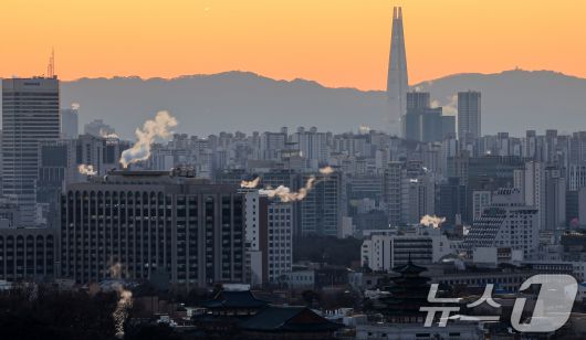 서울의 최저기온이 영하 12도까지 떨어지는 등 강추위를 보인 26일 오전 서울 도심의 빌딩에 난방을 가동하며 발생한 수증기가 피어오르고 있다. 2025.12.26/뉴스1 ⓒ News1 김진환 기자