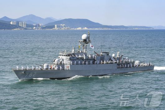 해군은 26일 진해 군항에서 국산 초계함 광명함(PCC, 1,000톤급)의 전역식을 개최한다고 밝혔다. 포항급 22번째 초계함인 광명함은 지난 36년간 대한민국 해양수호 임무를 완수하고 12월 31일 전역한다. 사진은 2025년 대한민국해군 관함식 해상사열에 참가한 광명함의 모습. (해군 제공. 재판매 및 DB 금지) 2025.12.26/뉴스1