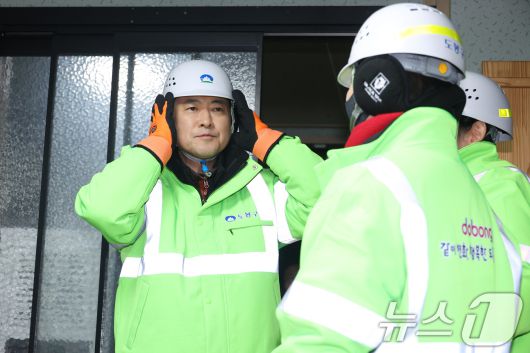 장동혁 국민의힘 대표가 26일 서울 도봉구 자원순환센터에서 봉사활동에 앞서 방한용품을 착용하고 있다. 2025.12.26/뉴스1 ⓒ News1 신웅수 기자