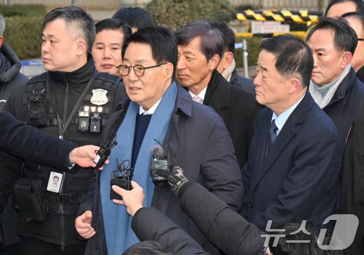 ‘서해 공무원 피격 사건’을 자진 월북으로 몰아가려 했다는 혐의로 재판에 넘겨진 박지원 전 국정원장이 26일 서울 서초구 중앙지방법원에서 열린 1심 선고 공판에 출석하면서 취재진 질문에 답하고 있다. (공동취재) 2025.12.26/뉴스1 ⓒ News1 오대일 기자
