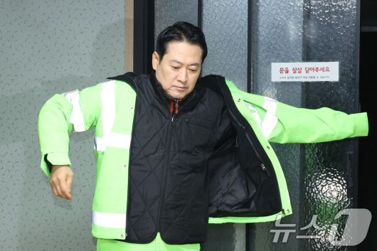 장동혁 국민의힘 대표가 26일 서울 도봉구 자원순환센터에서 봉사활동에 앞서 장비를 착용하고 있다. 2025.12.26/뉴스1 ⓒ News1 신웅수 기자