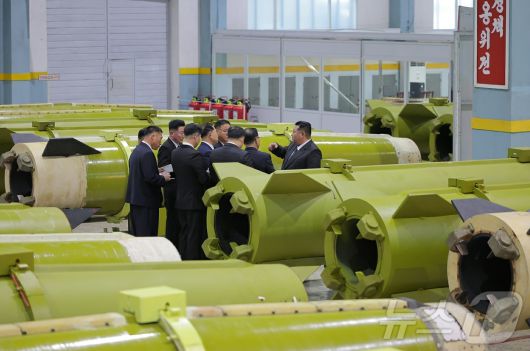 (평양 노동신문=뉴스1) = 북한 노동당 기관지 노동신문은 김정은 당 총비서가 중요군수공업기업소들을 방문하고 올해 미사일 및 포탄생산부문 실적과 4·4분기 생산실태를 점검했다고 26일 보도했다. [국내에서만 사용가능. 재배포 금지. DB 금지. For Use Only in the Republic of Korea. Redistribution Prohibited] rodongphoto@news1.kr