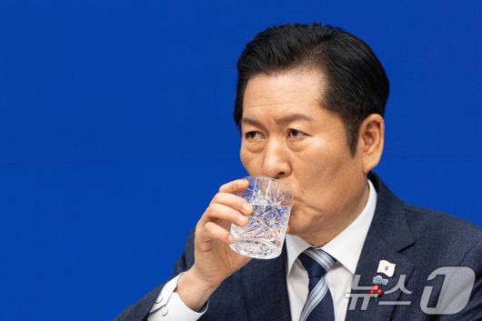 정청래 더불어민주당 대표가 26일 서울 여의도 국회에서 취임 후 열린 첫 공식 기자회견에서 물을 마시고 있다. 2025.12.26/뉴스1 ⓒ News1 이승배 기자