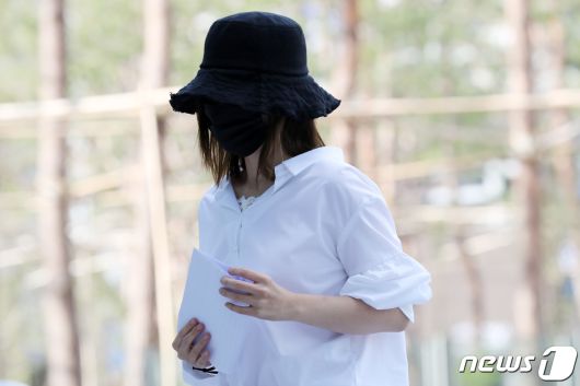 필로폰 투약 혐의로 1심에서 집행유예를 선고 받고 풀려난 황하나씨가  지난 2019년 10월 15일 오후 경기도 수원시 영통구 수원지방법원에서 열린 항소심 첫 공판에 출석하는 모습. 2019.10.15/뉴스1 ⓒ News1