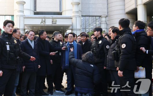 '서해 공무원 피격 사건' 은폐 시도 및 '월북 몰이' 혐의로 기소된 박지원 전 국가정보원장이 26일 오후 서울 서초구 서울중앙지방법원에서 열린 '서해피격 은폐 의혹' 1심 선고 공판에서 무죄를 선고받은 후 소감을 밝히고 있다. 2025.12.26/뉴스1 ⓒ News1 오대일 기자