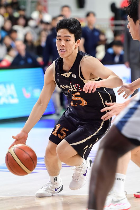 현대모비스 김건하가 드리블하고 있다.(KBL 제공)