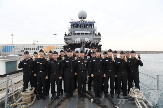 해군은 26일 진해 군항에서 국산 초계함 광명함(PCC, 1,000톤급)의 전역식을 개최한다고 밝혔다. 포항급 22번째 초계함인 광명함은 지난 36년간 대한민국 해양수호 임무를 완수하고 12월 31일 전역한다. 사진은 2017년 작전사 포술 최우수 전투함(탑건함)에 선발된 광명함에서 기념 촬영하는 승무원들의 모습. (해군 제공. 재판매 및 DB 금지) 2025.12.26/뉴스1