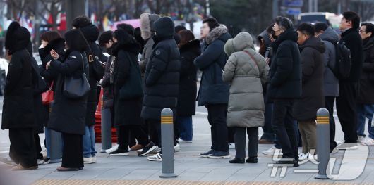 올겨울 첫 한파경보가 발령된 26일 오전 서울 종로구 광화문네거리에서 시민들이 두꺼운 외투를 입고 발걸음을 옮기고 있다. 2025.12.26/뉴스1 ⓒ News1 김민지 기자