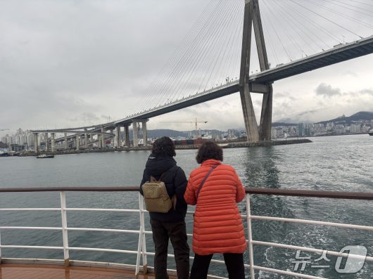 부산항 대교를 보고 있는 탑승객들 2025.12.24/뉴스1 ⓒ News1 홍윤 기자