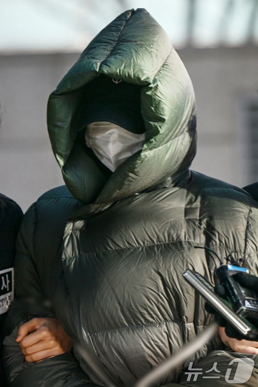 마약 혐의로 경찰 수사 대상에 오른 상황에서 해외로 도피했다가 체포된 남양유업 창업주의 외손녀 황하나 씨가 26일 경기 안양시 동안구 수원지방법원 안양지원에서 열린 구속 전 피의자 심문(영장실질심사)에 출석하고 있다. (공동취재) 2025.12.26/뉴스1 ⓒ News1 김영운 기자