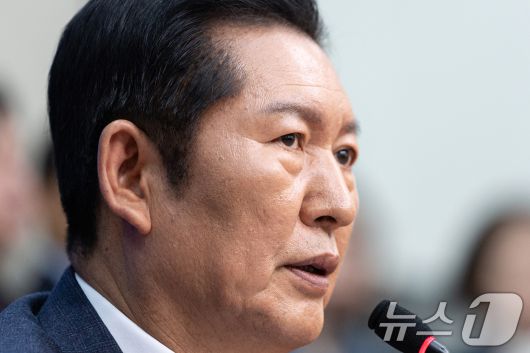 정청래 더불어민주당 대표가 26일 서울 여의도 국회에서 취임 후 열린 첫 공식 기자회견에서 발언하고 있다. 2025.12.26/뉴스1 ⓒ News1 이승배 기자