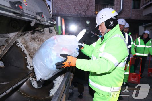 장동혁 국민의힘 대표가 26일 서울 도봉구 일대에서 쓰레기를 정리하고 있다. 2025.12.26/뉴스1 ⓒ News1 신웅수 기자