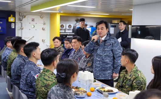 해군특수전전단 소속 강화도함을 방문한 안규백 국방부 장관이 오찬에 앞서 장병들을 격려하고 있다.(국방부 제공)