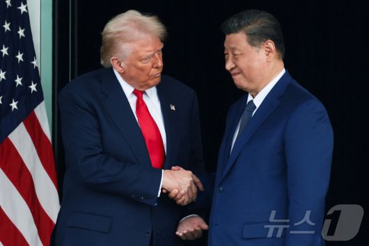 도널드 트럼프 미국 대통령(왼쪽)과 시진핑 중국 국가주석이 30일 부산 김해국제공항 옆 김해공군기지에서 정상회담을 마친 뒤 악수를 나누고 있다. 2025.10.30/뉴스1 ⓒ 로이터=뉴스1 ⓒ News1 박지혜 기자