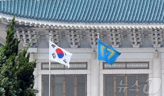 대통령 집무실이 청와대로 공식 이전함에 따라 오는 29일부터 봉황기가 청와대에 게양된다. 대통령실은 24일 언론 공지를 통해 "봉황기가 29일 0시 용산 대통령실에서 하기됨과 동시에 청와대에 게양된다＂고 밝혔다. 대통령실 공식 명칭도 봉황기 게양에 맞춰 청와대로 변경된다. 사진은 지난 2017년 6월9일 청와대에 걸린 봉황기 모습. (뉴스1 DB) 2025.12.24/뉴스1 ⓒ News1 김진환 기자">