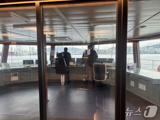 전기추진선박이 운항되는 모습을 직접 볼 수 있는 'e-그린'호 조타실 2025.12.24/뉴스1 ⓒ News1 홍윤 기자