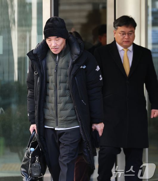 ‘서해 공무원 피격 사건’ 해양수산부 공무원 故이대준 씨의 친형 이래진 씨가 26일 서울 서초구 중앙지방법원에서 열린 1심 선고 공판을 마친 후 굳은 얼굴로 법정을 나서고 있다. 2025.12.26/뉴스1 ⓒ News1 오대일 기자